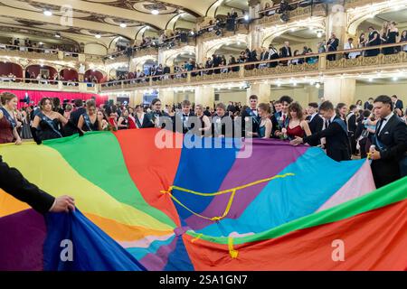 Collecte d'argent sur le bal traditionnel des diplômés dans la célèbre grande salle de Lucerna de Prague Banque D'Images