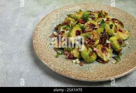 Choux de bruxelles rôtis, avec bacon, nourriture végétarienne, maison, pas de gens Banque D'Images