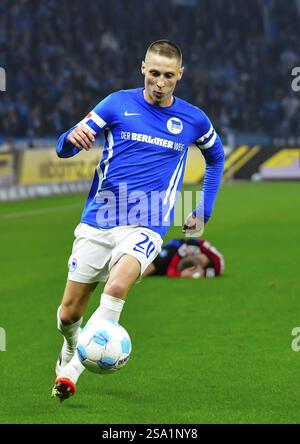 PAL Dardai (Hertha BSC #20) sur le ballon. (DFLDFB RÉGLEMENTE INTERDIRE TOUTE UTILISATION DE PHOTOGRAPHIES COMME SÉQUENCES D'IMAGES ANDOR QUASI-VIDÉO) Banque D'Images