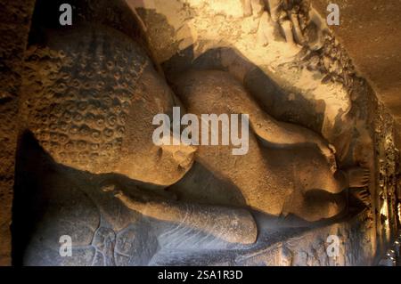 Seigneur endormi Bouddha une des statues du seigneur aux grottes Ajanta du site du patrimoine mondial de l'UNESCO dans le Maharashtra, Inde, Asie Banque D'Images