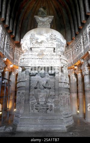 Stupa assis du Seigneur Bouddha L'un des nombreux stupas du Seigneur à l'intérieur du site du patrimoine mondial de l'UNESCO Ajanta grottes dans le Maharashtra, Inde, Asie Banque D'Images