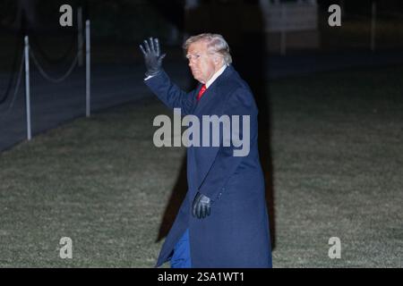 Washington, États-Unis. 28 janvier 2025. Le président américain Donald Trump fait des vagues à la presse à son retour à la Maison Blanche à Washington, DC, États-Unis, 27 janvier 2025. Crédit : HU Yousong/Xinhua/Alamy Live News Banque D'Images