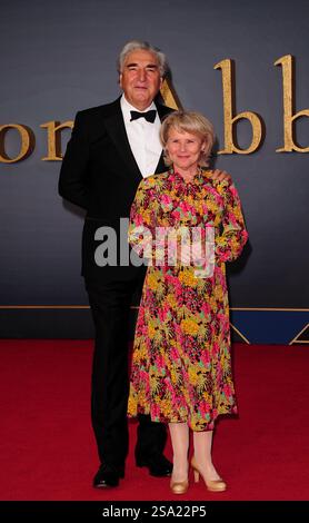 Jim carter et Imelda Staunton assistent à la première mondiale de Downton Abbey au Cineworld Leicester Square Londres Banque D'Images