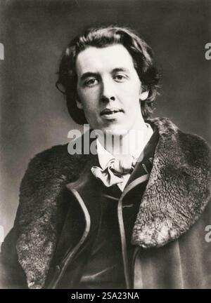 Oscar Wilde (1854-1900), poète et dramaturge irlandais, portrait photographié par Elliott & Fry, 1881 Banque D'Images