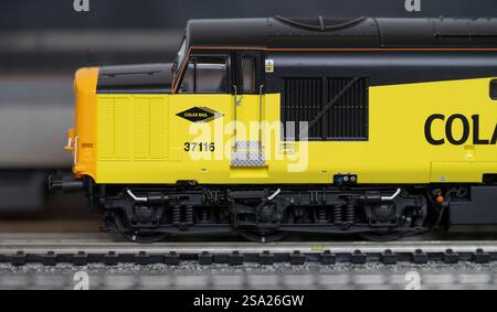 Locomotive diesel de classe 37 37 116, livrée Colas Rail Freight, modèle à l'échelle 00 Banque D'Images