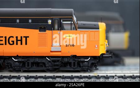 Locomotive diesel de classe 37 37 116, livrée Colas Rail Freight, modèle à l'échelle 00 Banque D'Images