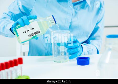 Acide lactique acide organique utilisé dans les produits alimentaires, les cosmétiques et les plastiques biodégradables. Banque D'Images