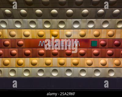 Prague, république tchèque - 18 juillet 2024. Conception unique de carreaux dans la station de métro Muzeum Banque D'Images
