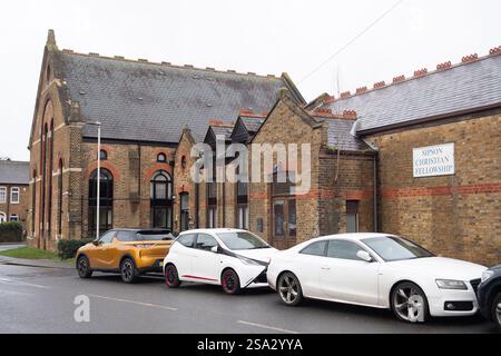 Sipson, West Drayton, Royaume-Uni. 28 janvier 2025. Une église à Sipson Village à West Drayton près de Londres Heathrow. La chancelière Rachel Reeves devrait annoncer demain qu'elle et le gouvernement travailliste sont favorables à la construction de la troisième piste d'atterrissage de Londres Heathrow. Si les plans obtiennent l'approbation, cela pourrait signifier qu'une grande partie du village de Sipson pourrait disparaître. Crédit : Maureen McLean/Alamy Live News Banque D'Images