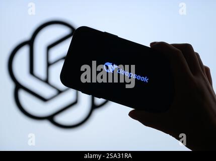 Sieversdorf, Allemagne. 28 janvier 2025. Le logo de la start-up chinoise DeepSeek est visible sur un smartphone devant le logo ChatGPT. La start-up chinoise DeepSeek a déclenché un séisme boursier avec la perspective d’un développement moins coûteux de l’intelligence artificielle. Crédit : Patrick Pleul/dpa/Alamy Live News Banque D'Images