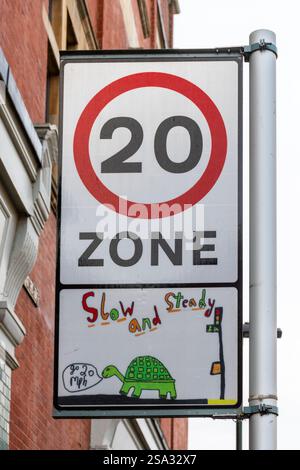 Panneau routier de limitation de vitesse de 20 MPH (20 miles par heure) avec photo de tortue, lent et régulier, Londres, Angleterre, Royaume-Uni Banque D'Images