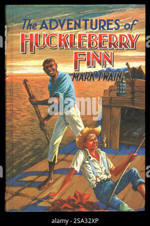 Utilisé une copie vintage des années 1960 du livre pour enfants américain classique à dos rigide The Adventures of Huckleberry Finn de Mark Twain publié pour la première fois en 1884. C'est la suite de The Adventures of Tom Sawyer qui a été publié pour la première fois en 1876. Cet exemplaire du milieu du siècle, livre relié a été publié en 1967. L'illstration concerne les amis Huckleberry et son ami Jim, qui fuit l'esclavage, sur un radeau sur le fleuve Mississippi. Banque D'Images