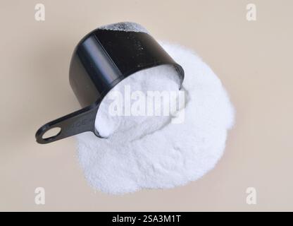 Bicarbonate de sodium nom IUPAC : hydrogénocarbonate de sodium, communément appelé bicarbonate de soude ou bicarbonate de soude, est un composé chimique de formule Banque D'Images