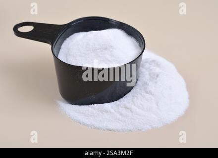 Bicarbonate de sodium nom IUPAC : hydrogénocarbonate de sodium, communément appelé bicarbonate de soude ou bicarbonate de soude, est un composé chimique de formule Banque D'Images