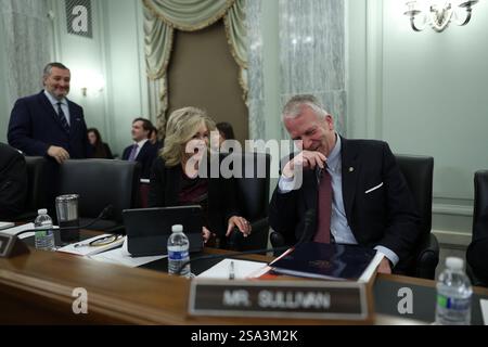 WASHINGTON, DC, États-Unis — le sénateur américain Dan Sullivan (R-AK) partage un rire devant une audience de la Commission sénatoriale du commerce, de la science et des transports intitulée : « frais et influence étrangère : examen du canal de Panama et de son impact sur le commerce américain et la sécurité nationale ». 28 janvier 2025. (Crédit : Joshua Sukoff/Medill News Service) Banque D'Images