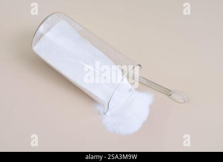 Bicarbonate de sodium nom IUPAC : hydrogénocarbonate de sodium, communément appelé bicarbonate de soude ou bicarbonate de soude, est un composé chimique de formule Banque D'Images