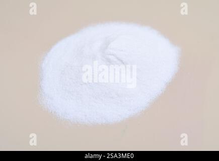 Bicarbonate de sodium nom IUPAC : hydrogénocarbonate de sodium, communément appelé bicarbonate de soude ou bicarbonate de soude, est un composé chimique de formule Banque D'Images