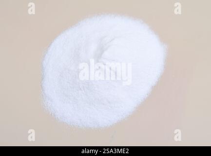 Bicarbonate de sodium nom IUPAC : hydrogénocarbonate de sodium, communément appelé bicarbonate de soude ou bicarbonate de soude, est un composé chimique de formule Banque D'Images