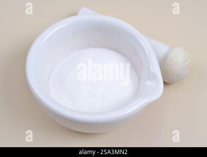 Bicarbonate de sodium nom IUPAC : hydrogénocarbonate de sodium, communément appelé bicarbonate de soude ou bicarbonate de soude, est un composé chimique de formule Banque D'Images