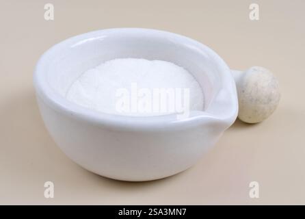 Bicarbonate de sodium nom IUPAC : hydrogénocarbonate de sodium, communément appelé bicarbonate de soude ou bicarbonate de soude, est un composé chimique de formule Banque D'Images