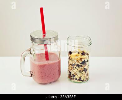 Smoothies frais dans une tasse en verre Banque D'Images