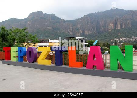 Tepoztlan, Morelos, Mexique - 7 novembre 2024 : ville magique Tepoztlan à Morelos, Mexique. Destination touristique populaire pour son climat chaud et la pyramide Banque D'Images