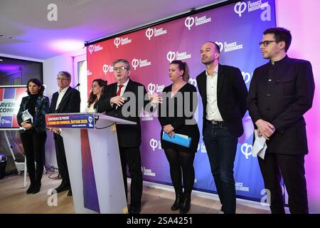 Fondateur du parti français de gauche la France insoumise (LFI) Jean-Luc Melenchon s’exprime aux côtés de la députée française et présidente du groupe «la France insoumise - Nouveau Front populaire» Mathilde Panot, députée française du parti de gauche «la France insoumise» et de la coalition de gauche «NFP» Clemence Guette, députée française, membre du parti de gauche «la France insoumise» et de la coalition de gauche «NFP» et présidente du Comité des finances Eric Coel, député français du groupe "la France insoumise - Nouveau Front populaire" à l'Assemblée nationale Manuel Bompard, député français, membre de la gauche "la France insoumise" Banque D'Images
