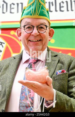 Schifferstadt, Allemagne. 28 janvier 2025. Denis Scheck, critique littéraire, tient le prix entre ses mains avant la cérémonie de remise des prix du 32e Palatinat 'Saumagen-Orden'. Le 'Saumagen-Orden' en quartz rose est décerné chaque année par la société de carnaval et de danse 'Schlotte'. Crédit : Uwe Anspach/dpa/Alamy Live News Banque D'Images