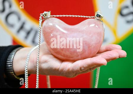 Schifferstadt, Allemagne. 28 janvier 2025. Le prix sera remis avant la remise du 32ème Palatinat 'ordre du Saumagen'. Le 'Saumagen-Orden' en quartz rose est décerné chaque année par la société de carnaval et de danse 'Schlotte'. Crédit : Uwe Anspach/dpa/Alamy Live News Banque D'Images