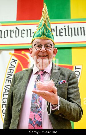Schifferstadt, Allemagne. 28 janvier 2025. Denis Scheck, critique littéraire, tient le prix entre ses mains avant la cérémonie de remise des prix du 32e Palatinat 'Saumagen-Orden'. Le 'Saumagen-Orden' en quartz rose est décerné chaque année par la société de carnaval et de danse 'Schlotte'. Crédit : Uwe Anspach/dpa/Alamy Live News Banque D'Images
