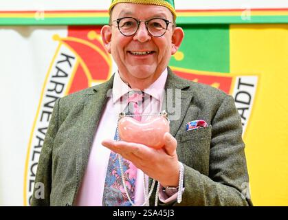 Schifferstadt, Allemagne. 28 janvier 2025. Denis Scheck, critique littéraire, tient le prix entre ses mains avant la cérémonie de remise des prix du 32e Palatinat 'Saumagen-Orden'. Le 'Saumagen-Orden' en quartz rose est décerné chaque année par la société de carnaval et de danse 'Schlotte'. Crédit : Uwe Anspach/dpa/Alamy Live News Banque D'Images