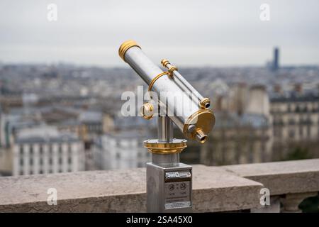 Explorer les vues de la ville à travers un télescope depuis un point de vue élevé Banque D'Images