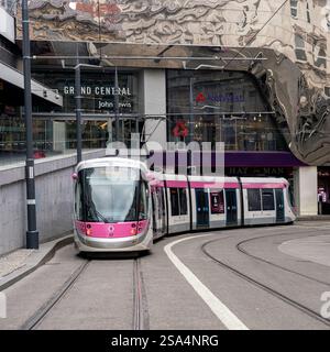 BIRMINGHAM, Royaume-Uni - 28 MAI 2019 : le tramway West Midlands Metro passant devant le centre commercial Grand Central à la gare de Birmingham New Street StationStreet Banque D'Images