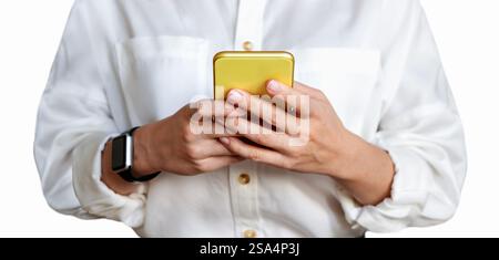 Téléphone jaune dans les mains de l'homme d'affaires portant chemise blanche Banque D'Images