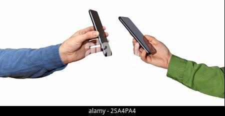 Technologie de paiement par téléphone mobile. Numérisation du code QR sur l'écran du téléphone intelligent. Téléphones portables isolés dans les mains. Banque D'Images