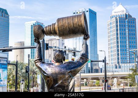 Statue de la coupe Lightning Stanley de Tampa Bay à l'extérieur du bâtiment de l'aréna Banque D'Images