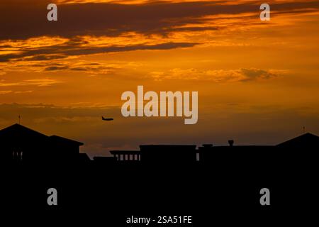 Coucher de soleil de Tampa Bay - Floride FL crépuscule avec atterrissage d'avion dans un ciel orange / jaune - pas de plage Banque D'Images