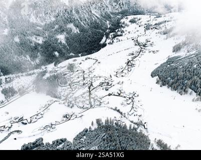 Vue aérienne par drone du village de montagne de Colfosco couvert de neige, dans le Tyrol du Sud, Dolomites, Italie du Nord Banque D'Images