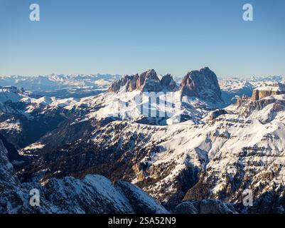 Vue aérienne par drone de la montagne Marmolada dans les Dolomites, au nord-est de l'Italie avec le ciel bleu en arrière-plan Banque D'Images