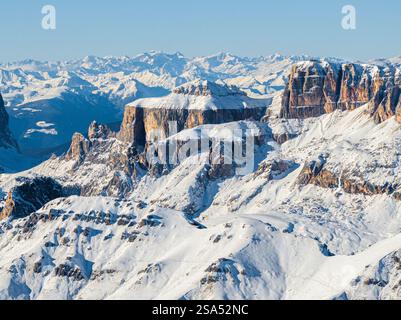 Vue aérienne par drone de la montagne Marmolada dans les Dolomites, au nord-est de l'Italie avec le ciel bleu en arrière-plan Banque D'Images