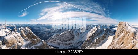 Panorama aérien par drone de la montagne Marmolada dans les Dolomites, au nord-est de l'Italie avec le ciel bleu en arrière-plan Banque D'Images