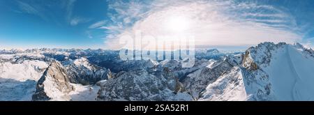Panorama aérien par drone de la montagne Marmolada dans les Dolomites, au nord-est de l'Italie avec le ciel bleu en arrière-plan Banque D'Images