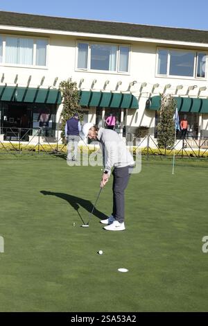 Pebble Beach, États-Unis. 29 janvier 2025. Pebble Beach, Californie, États-Unis - 28 janvier 2025 Tommy Fleetwood pratique sa mise en face du Pebble Beach Lodge- avant l'AT&T Pebble Beach Pro-Am (événement de golf signature PGA Tour) qui se tient sur le célèbre Pebble Beach Links, Californie, USAS crédit : Motofoto/Alamy Live News Banque D'Images