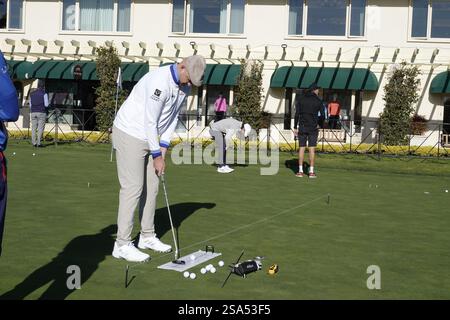 Pebble Beach, États-Unis. 29 janvier 2025. Pebble Beach, Californie, États-Unis - 28 janvier 2025 UKÕs Harry Hall pratique sa mise en face du Pebble Beach Lodge- avant l'AT&T Pebble Beach Pro-Am (PGA Tour signature Golf Event) qui se tient sur le célèbre Pebble Beach Links, Californie, USAS crédit : Motofoto/Alamy Live News Banque D'Images