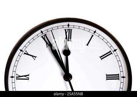 Horloge sur le point de frapper minuit isolé sur blanc Banque D'Images