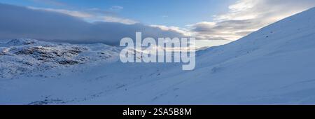 Superbe vue panoramique depuis la montagne Gaustatoppen présentant un terrain enneigé. Banque D'Images