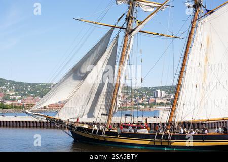 Le Pride of Baltimore navigue dans le port de Duluth pendant le festival des grands voiliers. Banque D'Images