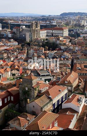 La vue sur le toit de la vieille ville historique de Porto avec la cathédrale de Porto en arrière-plan.Porto.Portugal Banque D'Images