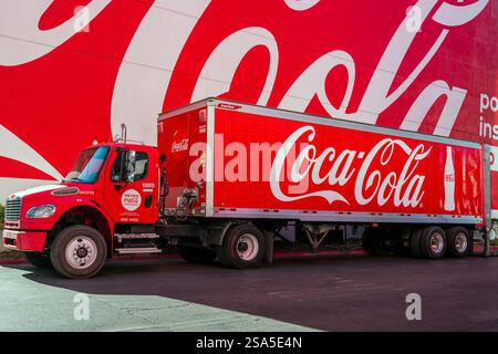 Camion rouge Coca-Cola garé dans une rue devant un bâtiment avec le logo Coca-Cola peint, Las Vegas, Nevada, États-Unis Banque D'Images