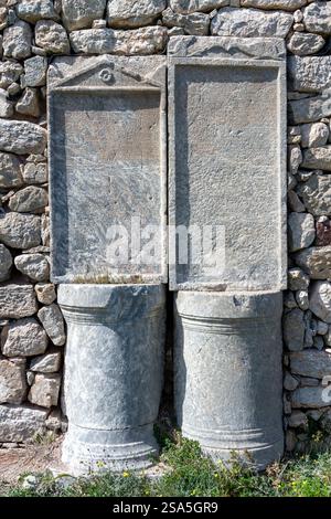 Inscriptions en pierre grecque antique dans les ruines de Thera, Santorin, Grèce, Europe. Site archéologique historique présentant le patrimoine grec classique. Banque D'Images